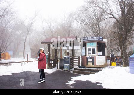 Staion Checkpoint und Ticketkästchen für Eorimok Trail Path und Yeongsil Hike Way auf Hanla Mountain oder Mount Halla im Hallasan National Park Stockfoto