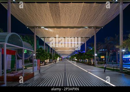 Dubai, Vereinigte Arabische Emirate - 30 2021. November: Dubai Expo 2020, überdachte Straßenpromenade bei Nacht Stockfoto