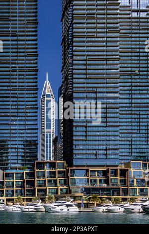 Dubai, VAE - 05 2021. Dez.: Marina Gate Towers Detailansicht mit 23 Marina Tower zwischen den beiden Gebäuden; Dubai Marina Wolkenkratzer Tapete Stockfoto