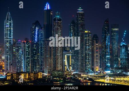 Dubai, VAE - 05 2021. Dez.: Abgelegene Aussicht auf die Wolkenkratzer der Dubai Marina nach Sonnenuntergang Stockfoto