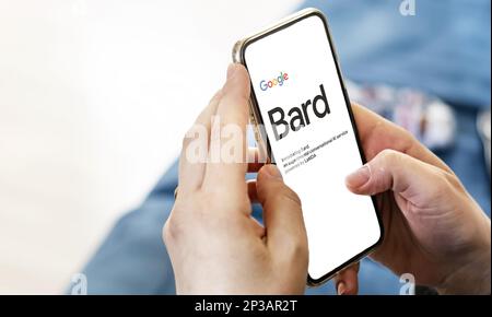San Francisco US, Januar 2023: Weibliche Hände halten ein Telefon mit der Google Bard Website auf dem Bildschirm. Innenaufnahme. Bard ist künstlicher Google Intellig Stockfoto