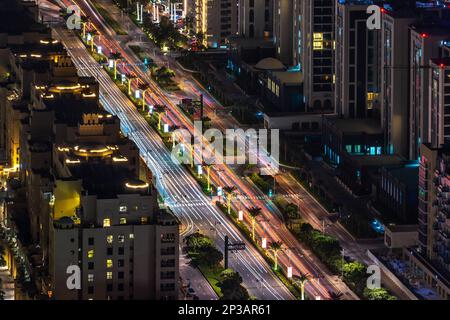 Dubai, Vereinigte Arabische Emirate - 05 2021. Dez.: Luftaufnahme des Autobahnverkehrs auf der Palm Jumeirah Dubai bei Nacht mit leichten Autowegen Stockfoto