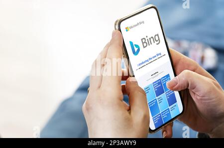 Redmond, USA, Februar 2023: Weibliche Hände halten ein Telefon mit der Microsoft Bing-Website auf dem Bildschirm. Innenaufnahme. Bing ist kürzlich eine Suchmaschine Stockfoto