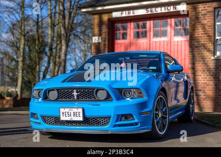 2012 Ford Mustang Boss 302, ausgestellt auf der Ford-Versammlung am 26. Februar 2023 im Bicester Heritage Centre. Stockfoto