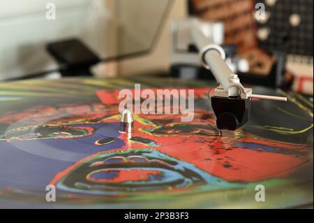 Farbiges Vinyl auf dem Plattenspieler Stockfoto