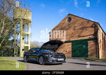 2018 Ford Mustang GT 5,0, ausgestellt auf der Ford-Versammlung am 26. Februar 2023 im Bicester Heritage Centre. Stockfoto