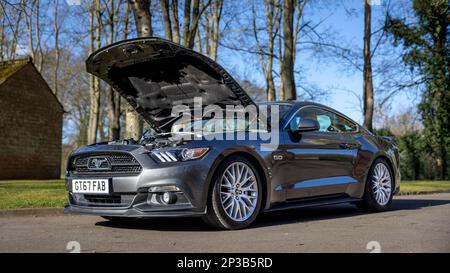 2018 Ford Mustang GT 5,0, ausgestellt auf der Ford-Versammlung am 26. Februar 2023 im Bicester Heritage Centre. Stockfoto