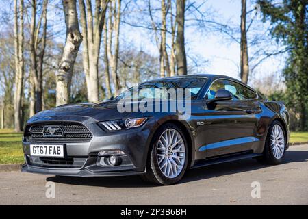 2018 Ford Mustang GT 5,0, ausgestellt auf der Ford-Versammlung am 26. Februar 2023 im Bicester Heritage Centre. Stockfoto