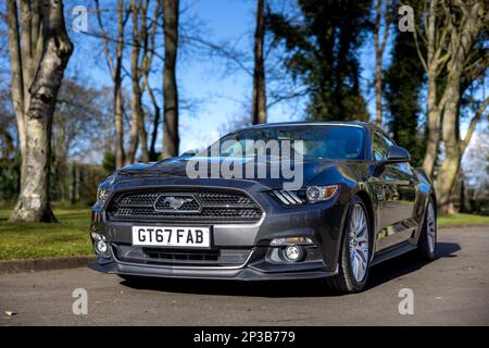 2018 Ford Mustang GT 5,0, ausgestellt auf der Ford-Versammlung am 26. Februar 2023 im Bicester Heritage Centre. Stockfoto