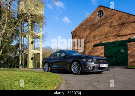 2018 Ford Mustang GT 5,0, ausgestellt auf der Ford-Versammlung am 26. Februar 2023 im Bicester Heritage Centre. Stockfoto