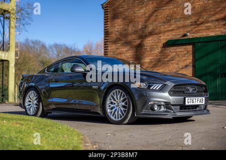 2018 Ford Mustang GT 5,0, ausgestellt auf der Ford-Versammlung am 26. Februar 2023 im Bicester Heritage Centre. Stockfoto