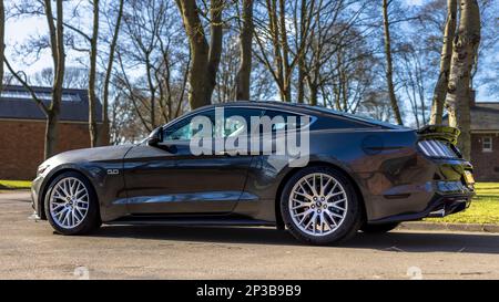 2018 Ford Mustang GT 5,0, ausgestellt auf der Ford-Versammlung am 26. Februar 2023 im Bicester Heritage Centre. Stockfoto