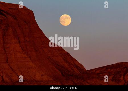 Atemberaubender Blick auf den Vollmond. Bunte Bucht, Wüste Gobi, Autonome Region Xinjiang, China. Stockfoto