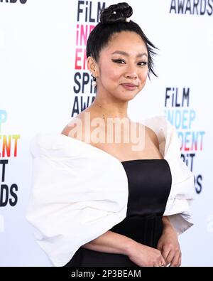 SANTA MONICA, LOS ANGELES, KALIFORNIEN, USA - MÄRZ 04: Stephanie Hsu trägt ein Khoon-Hoi-Kleid und Schmuck von Delfina Delettrez und wird am 4. März 2023 bei den Film Independent Spirit Awards 2023 am Santa Monica Beach in Santa Monica, Los Angeles, Kalifornien, USA, verliehen. (Foto von Xavier Collin/Image Press Agency) Stockfoto