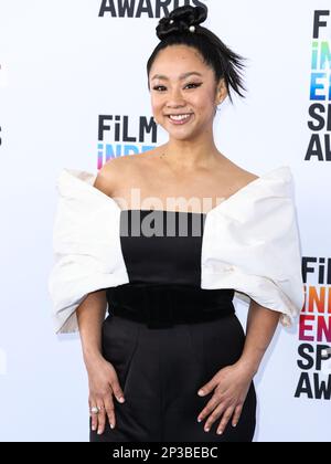 SANTA MONICA, LOS ANGELES, KALIFORNIEN, USA - MÄRZ 04: Stephanie Hsu trägt ein Khoon-Hoi-Kleid und Schmuck von Delfina Delettrez und wird am 4. März 2023 bei den Film Independent Spirit Awards 2023 am Santa Monica Beach in Santa Monica, Los Angeles, Kalifornien, USA, verliehen. (Foto von Xavier Collin/Image Press Agency) Stockfoto