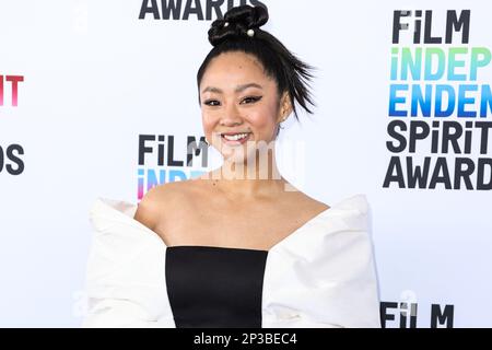 SANTA MONICA, LOS ANGELES, KALIFORNIEN, USA - MÄRZ 04: Stephanie Hsu trägt ein Khoon-Hoi-Kleid und Schmuck von Delfina Delettrez und wird am 4. März 2023 bei den Film Independent Spirit Awards 2023 am Santa Monica Beach in Santa Monica, Los Angeles, Kalifornien, USA, verliehen. (Foto von Xavier Collin/Image Press Agency) Stockfoto