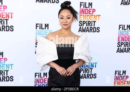 SANTA MONICA, LOS ANGELES, KALIFORNIEN, USA - MÄRZ 04: Stephanie Hsu trägt ein Khoon-Hoi-Kleid und Schmuck von Delfina Delettrez und wird am 4. März 2023 bei den Film Independent Spirit Awards 2023 am Santa Monica Beach in Santa Monica, Los Angeles, Kalifornien, USA, verliehen. (Foto von Xavier Collin/Image Press Agency) Stockfoto