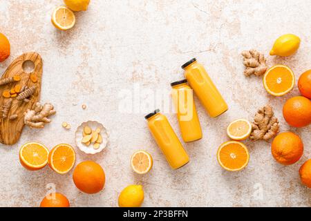 Smoothie. Gesunder, frischer, roher Detox-Citrus-Smoothie mit Orange, Zitrone, Ingwer und Kurkuma in einer Glasflasche auf einem Tisch. Gesunde Ernährung vegane Lebensmittel voll Stockfoto