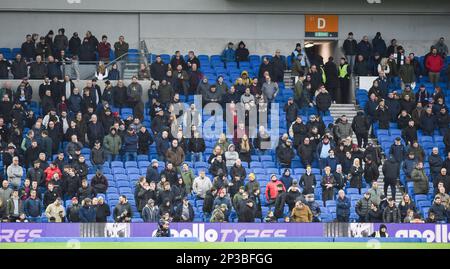 Freie Plätze im West Ham End, da Fans während des Premier League-Spiels zwischen Brighton & Hove Albion und West Ham United im American Express Community Stadium , Brighton , Großbritannien - 4. März 2023 nur redaktionelle Verwendung. Kein Merchandising. Für Fußballbilder gelten Einschränkungen für FA und Premier League. Keine Nutzung von Internet/Mobilgeräten ohne FAPL-Lizenz. Weitere Informationen erhalten Sie von Football Dataco Stockfoto