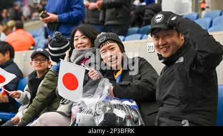 Brighton Kaoru Mitoma Fans während des Premier League-Spiels zwischen Brighton & Hove Albion und West Ham United im American Express Community Stadium , Brighton , Großbritannien - 4. März 2023 Photo Simon Dack/Tele Images. Nur redaktionelle Verwendung. Kein Merchandising. Für Fußballbilder gelten Einschränkungen für FA und Premier League. Keine Nutzung von Internet/Mobilgeräten ohne FAPL-Lizenz. Weitere Informationen erhalten Sie von Football Dataco Stockfoto