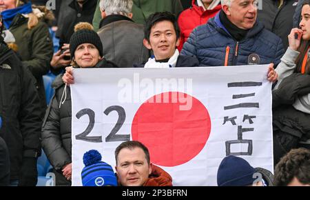 Brighton Kaoru Mitoma Fans während des Premier League-Spiels zwischen Brighton & Hove Albion und West Ham United im American Express Community Stadium , Brighton , Großbritannien - 4. März 2023 Photo Simon Dack/Tele Images. Nur redaktionelle Verwendung. Kein Merchandising. Für Fußballbilder gelten Einschränkungen für FA und Premier League. Keine Nutzung von Internet/Mobilgeräten ohne FAPL-Lizenz. Weitere Informationen erhalten Sie von Football Dataco Stockfoto