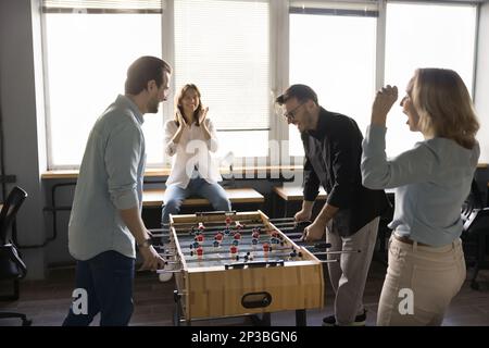 Glückliches Team von Geschäftskollegen, das Spaß im Büro hat Stockfoto