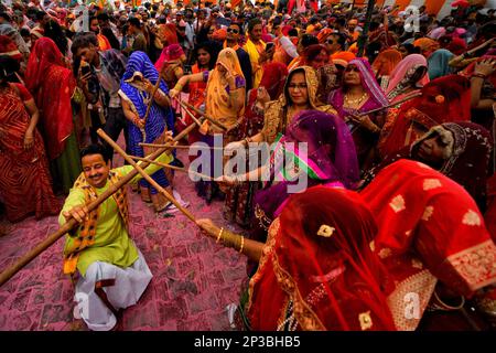 Mathura, Indien. 04. März 2023. Hindu-Anhänger werden während der Feierlichkeiten des Holi Festivals gesehen, wie sie mit Stöcken namens Chaddi spielen. Diese Veranstaltung wird allgemein als Chaddimar Holi bezeichnet, wo Frauen Männer mit kleinen Stöcken schlagen, wie es in der traditionellen Kultur von Gokul heißt. Gokul ist der Geburtsort von Hindu-Lord Krishna, der mit seinen Freunden Holi spielte, wie es der Glaube der Einheimischen verspricht. Kredit: SOPA Images Limited/Alamy Live News Stockfoto