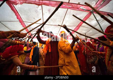 Mathura, Indien. 04. März 2023. Hindu-Anhänger werden während der Feierlichkeiten des Holi Festivals gesehen, wie sie mit Stöcken namens Chaddi spielen. Diese Veranstaltung wird allgemein als Chaddimar Holi bezeichnet, wo Frauen Männer mit kleinen Stöcken schlagen, wie es in der traditionellen Kultur von Gokul heißt. Gokul ist der Geburtsort von Hindu-Lord Krishna, der mit seinen Freunden Holi spielte, wie es der Glaube der Einheimischen verspricht. (Foto: Avishek das/SOPA Images/Sipa USA) Guthaben: SIPA USA/Alamy Live News Stockfoto