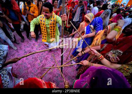 Mathura, Indien. 04. März 2023. Hindu-Anhänger werden während der Feierlichkeiten des Holi Festivals gesehen, wie sie mit Stöcken namens Chaddi spielen. Diese Veranstaltung wird allgemein als Chaddimar Holi bezeichnet, wo Frauen Männer mit kleinen Stöcken schlagen, wie es in der traditionellen Kultur von Gokul heißt. Gokul ist der Geburtsort von Hindu-Lord Krishna, der mit seinen Freunden Holi spielte, wie es der Glaube der Einheimischen verspricht. (Foto: Avishek das/SOPA Images/Sipa USA) Guthaben: SIPA USA/Alamy Live News Stockfoto