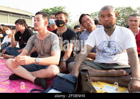 Nakhon Chai Si, Thailand. 04. März 2023. Die Schüler treffen sich am 4. März 2023 beim traditionellen Sak Yant Festival 2023 im Bang Phra Tempel in der Provinz Nakhon Pathom (westlich von Bangkok), thailand. Um Respekt zu zeigen und Meister-Tattoo zu verehren. (Foto von Teera Noisakran/Pacific Press) Kredit: Pacific Press Media Production Corp./Alamy Live News Stockfoto