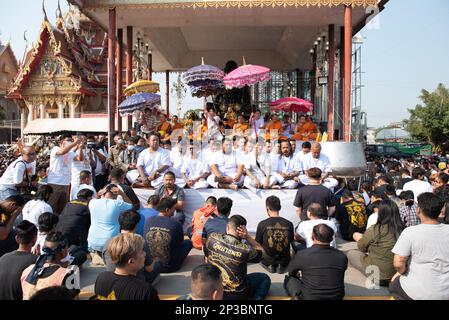 Nakhon Chai Si, Thailand. 04. März 2023. Die Schüler treffen sich am 4. März 2023 beim traditionellen Sak Yant Festival 2023 im Bang Phra Tempel in der Provinz Nakhon Pathom (westlich von Bangkok), thailand. Um Respekt zu zeigen und Meister-Tattoo zu verehren. (Foto von Teera Noisakran/Pacific Press) Kredit: Pacific Press Media Production Corp./Alamy Live News Stockfoto