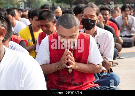 Nakhon Chai Si, Thailand. 04. März 2023. Die Schüler treffen sich am 4. März 2023 beim traditionellen Sak Yant Festival 2023 im Bang Phra Tempel in der Provinz Nakhon Pathom (westlich von Bangkok), thailand. Um Respekt zu zeigen und Meister-Tattoo zu verehren. (Foto von Teera Noisakran/Pacific Press) Kredit: Pacific Press Media Production Corp./Alamy Live News Stockfoto