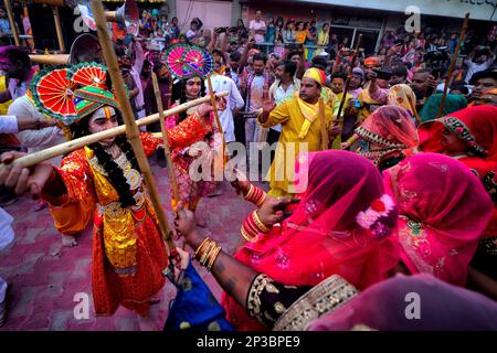 Mathura, Indien. 04. März 2023. Hindu-Anhänger werden während der Feierlichkeiten des Holi Festivals gesehen, wie sie mit Stöcken namens Chaddi spielen. Diese Veranstaltung wird allgemein als Chaddimar Holi bezeichnet, wo Frauen Männer mit kleinen Stöcken schlagen, wie es in der traditionellen Kultur von Gokul heißt. Gokul ist der Geburtsort von Hindu-Lord Krishna, der mit seinen Freunden Holi spielte, wie es der Glaube der Einheimischen verspricht. (Foto: Avishek das/SOPA Images/Sipa USA) Guthaben: SIPA USA/Alamy Live News Stockfoto