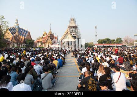 Nakhon Chai Si, Thailand. 04. März 2023. Die Schüler treffen sich am 4. März 2023 beim traditionellen Sak Yant Festival 2023 im Bang Phra Tempel in der Provinz Nakhon Pathom (westlich von Bangkok), thailand. Um Respekt zu zeigen und Meister-Tattoo zu verehren. (Foto von Teera Noisakran/Pacific Press) Kredit: Pacific Press Media Production Corp./Alamy Live News Stockfoto