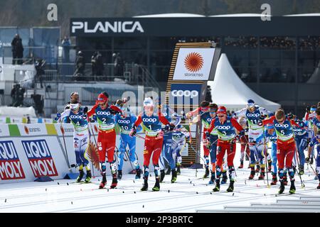 Planica, Slowenien. 05. März 2023. Skipisten: Weltmeisterschaft, Skilanglauf - 50 km klassisch, Männer. Massenstart. Kredit: Daniel Karmann/dpa/Alamy Live News Stockfoto