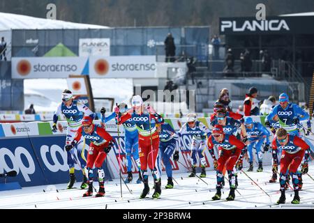 Planica, Slowenien. 05. März 2023. Skipisten: Weltmeisterschaft, Skilanglauf - 50 km klassisch, Männer. Massenstart. Kredit: Daniel Karmann/dpa/Alamy Live News Stockfoto