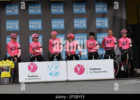 EF Education-EasyPost Riders bei der Teampräsentation im Vorfeld der ersten Etappe der 81. Ausgabe des Achttägigen Radrennen Paris-Nizza, von und nach La Verriere (169,4km), Sonntag, den 05. März 2023. BELGA FOTO DAVID PINTENS Stockfoto