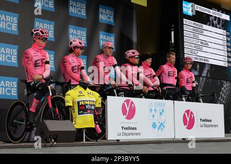 EF Education-EasyPost Riders bei der Teampräsentation im Vorfeld der ersten Etappe der 81. Ausgabe des Achttägigen Radrennen Paris-Nizza, von und nach La Verriere (169,4km), Sonntag, den 05. März 2023. BELGA FOTO DAVID PINTENS Stockfoto