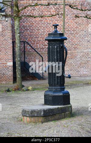 Broek in Waterland, Niederlande. Februar 2023. Alte Wasserpumpe am Kerkplein in Broek in Waterland, Niederlande. Hochwertiges Foto Stockfoto