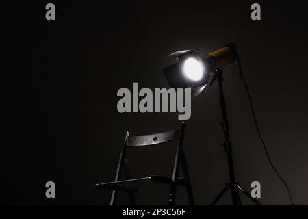 Filmregisseure sitzen am Set mit Licht auf einem Standfuß. Stockfoto
