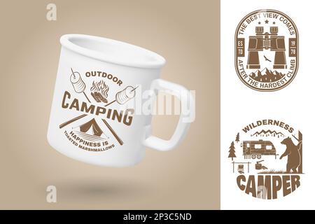 Weißer Campingbecher. Realistische Mug-Modellvorlage mit Beispieldesign. Vektor 3D-Abbildung. Fröhlicher Camper. Glück ist getoasteter Marshmallows. Zitate Stock Vektor