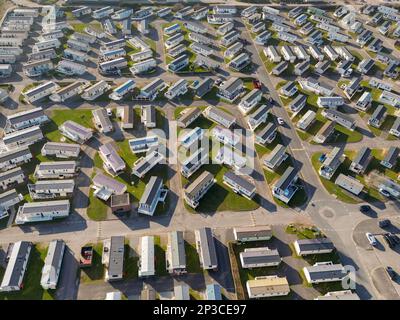 Porthcawl, Wales - März 2023: Blick aus der Vogelperspektive auf den Trecco Bay Holiday Caravan Park in Südwales, einer der größten in Europa. Es wird von Parkdean geführt. Stockfoto