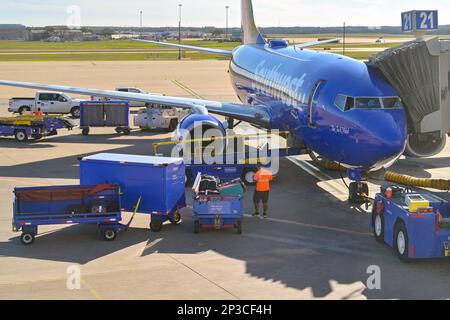 Austin, Texas - Februar 2023: Southwest Airlines Boeing 737 Passagierjet parkt am Flughafenterminal mit Gepäck und Ladeausrüstung Stockfoto