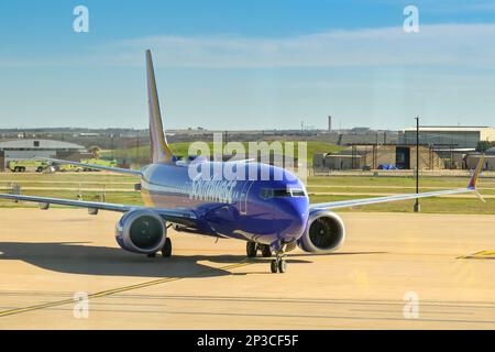 Austin, Texas - Februar 2023: Southwest Airlines Boeing 737 Passagierjet trifft am Flughafenterminal des Stadtflughafens ein. Stockfoto