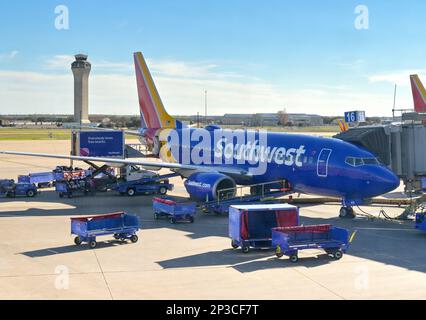 Austin, Texas - Februar 2023: Southwest Airlines Boeing 737 Passagierjet parkt am Flughafenterminal mit Gepäck und Ladeausrüstung Stockfoto