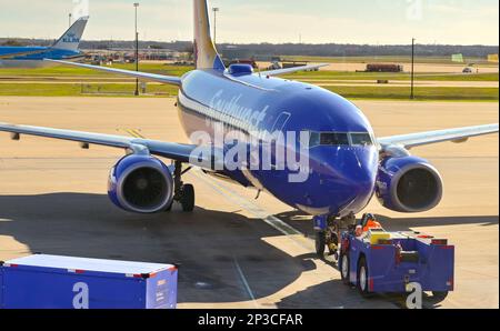 Austin, Texas - Februar 2023: Southwest Airlines Boeing 737 Passagierjet wird vom Flughafenterminal von einem kleinen Traktor zum Start zurückgeschoben Stockfoto