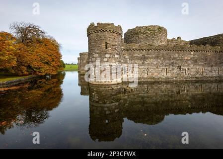 Schloss Beaumaris und Graben im Herbst. Anglesey, Nordwales. Stockfoto