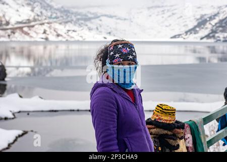 Gangtok, Sikkim, Indien. 28. Februar 2023. Ein gefrorener Gletschersee, umgeben von majestätischen Gipfeln und frischer, kalter Luft, bedeckt von azurblauem Himmel - Changu Lake ist einer der seltenen Orte, die die Platitude würdigen. Dieses glitzernde, smaragdblaue Gewässer, gespeist vom schmelzenden Schnee der umliegenden Berge, befindet sich auf einer Höhe von 12.400 Fuß an der Gangtok-Nathula Road. Auch bekannt als Tsomgo-See, übersetzt in ''˜Quelle des Wassers. (Kreditbild: © Zakir Hossain/Pacific Press via ZUMA Press Wire) NUR REDAKTIONELLE VERWENDUNG! Nicht für den kommerziellen GEBRAUCH! Stockfoto