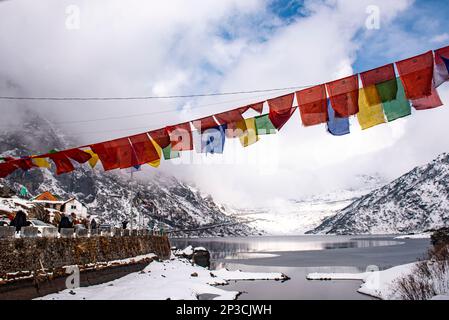 Gangtok, Sikkim, Indien. 28. Februar 2023. Ein gefrorener Gletschersee, umgeben von majestätischen Gipfeln und frischer, kalter Luft, bedeckt von azurblauem Himmel - Changu Lake ist einer der seltenen Orte, die die Platitude würdigen. Dieses glitzernde, smaragdblaue Gewässer, gespeist vom schmelzenden Schnee der umliegenden Berge, befindet sich auf einer Höhe von 12.400 Fuß an der Gangtok-Nathula Road. Auch bekannt als Tsomgo-See, übersetzt in ''˜Quelle des Wassers. (Kreditbild: © Zakir Hossain/Pacific Press via ZUMA Press Wire) NUR REDAKTIONELLE VERWENDUNG! Nicht für den kommerziellen GEBRAUCH! Stockfoto