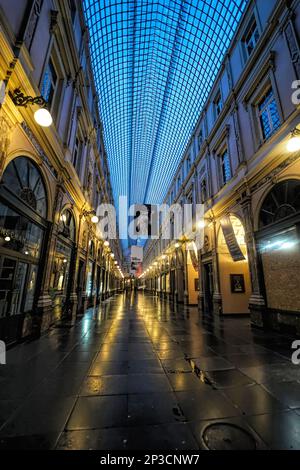 Vertikale Weitwinkelaufnahme am frühen Morgen auf der Gallerie de la reine, im Zentrum von Brüssel mit seinem typischen Glasdach Stockfoto